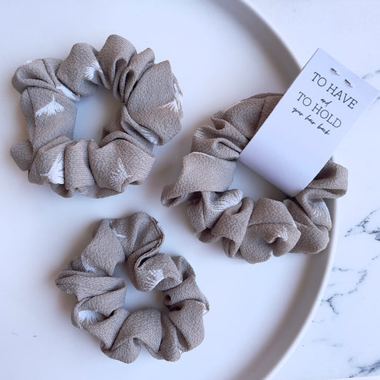 Stone feathers scrunchie